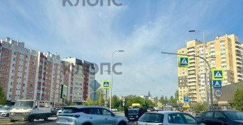 На улице Автомобильной в Калининграде легковой автомобиль сбил 26-летнюю девушку на мотоцикле