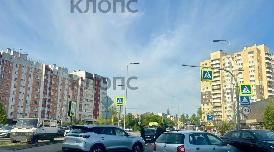 На улице Автомобильной в Калининграде легковой автомобиль сбил 26-летнюю девушку на мотоцикле