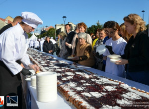 В Советске испекли 80-метровый плодово-ягодный пирог в честь Дня города и юбилея области