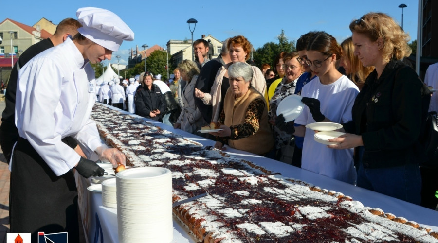 В Советске испекли 80-метровый плодово-ягодный пирог в честь Дня города и юбилея области