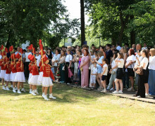 Выпускники-медалисты высадили 150 кустов сирени у Летнего озера в Калининграде