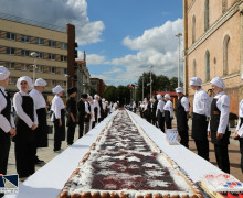 В Советске испекли 80-метровый плодово-ягодный пирог в честь Дня города и юбилея области