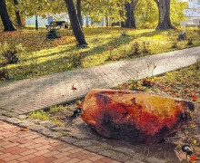 В Янтарном установили гигантский арт-объект «Камень-янтарь»