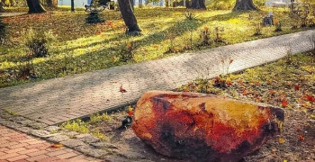 В Янтарном установили гигантский арт-объект «Камень-янтарь»