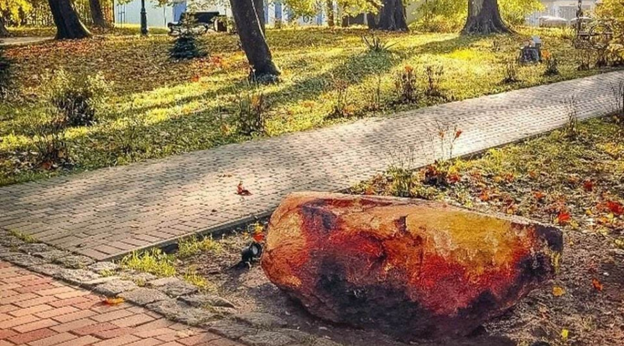 В Янтарном установили арт-объект «Камень-янтарь»