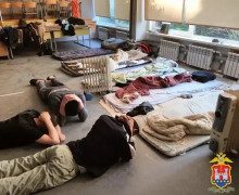 В Балтийске мигранты, работавшие на ремонте школы, ночевали в учебных классах