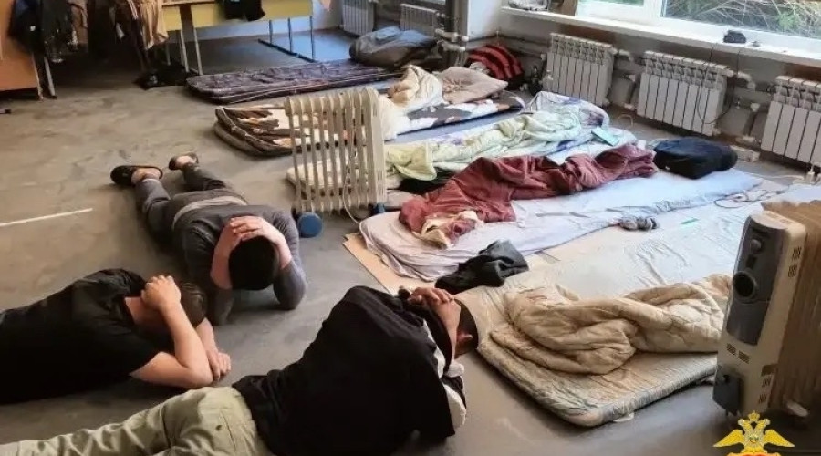 В Балтийске мигранты, работавшие на ремонте школы, ночевали в учебных классах