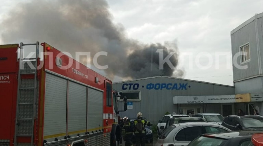 В Калининграде на улице Менделеева загорелась станция техобслуживания «Форсаж»