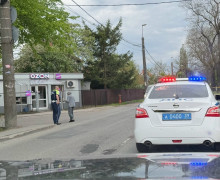 Сотрудник ДПС в Калининграде помог пожилой женщине перейти дорогу