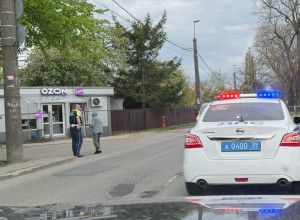 Сотрудник ДПС в Калининграде помог пожилой женщине перейти дорогу