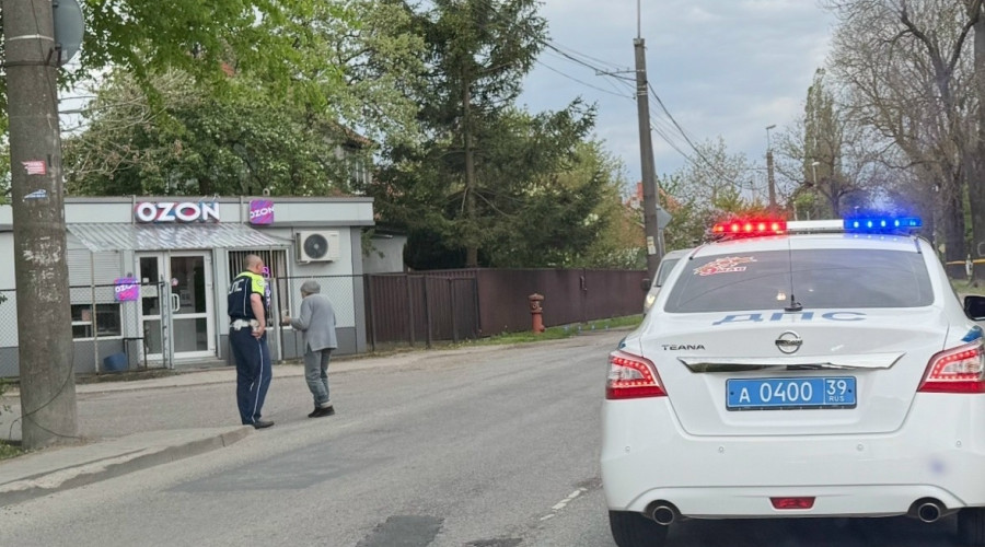 Сотрудник ДПС в Калининграде помог пожилой женщине перейти дорогу