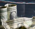 Впервые в истории: на однодолларовых купюрах появится автограф президента США