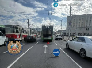 На площади Победы в Калининграде пенсионерка травмировалась в троллейбусе при резком торможении