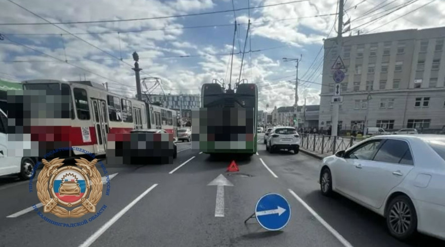 На площади Победы в Калининграде пенсионерка травмировалась в троллейбусе при резком торможении