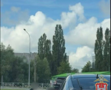 Полицейские нашли мужчин, устроивших опасный заезд на капоте Toyota по улице Гайдара, и доставили их в отдел