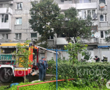 Пожарные расчеты работают на месте возгорания на улице Черняховского в Калининграде