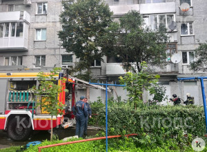 Пожарные расчеты работают на месте возгорания на улице Черняховского в Калининграде