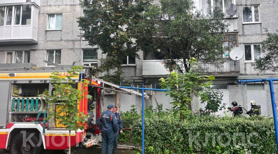 Пожарные расчеты работают на месте возгорания на улице Черняховского в Калининграде
