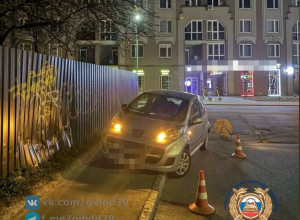 В Калининграде автомобиль при повороте выехал на тротуар и сбил подростка