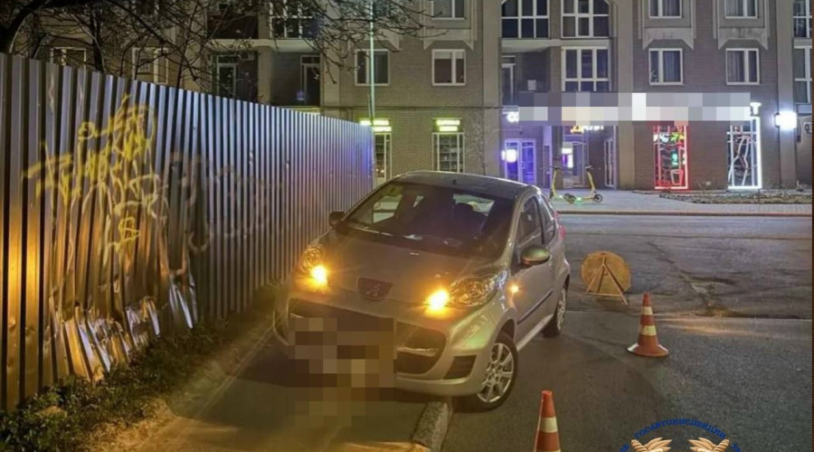 В Калининграде автомобиль при повороте выехал на тротуар и сбил подростка