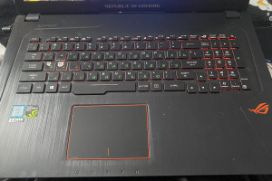 Ноутбук ASUS в комплекте с ковриком, мышкой, охладителем и сумкой