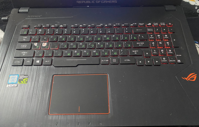 Ноутбук ASUS в комплекте с ковриком, мышкой, охладителем и сумкой