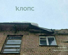 Балкон разрушен, у подъезда — завалы: под Калининградом крыша не выдержала веса льда (фото инцидента)