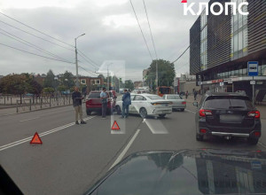 На улице Горького в Калининграде произошло ДТП, движение затруднено