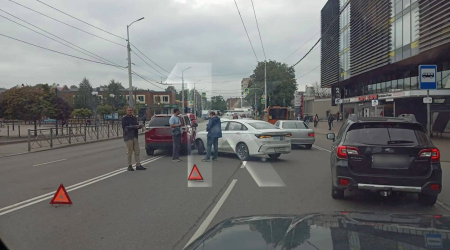 На улице Горького в Калининграде произошло ДТП, движение затруднено