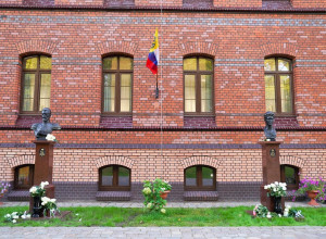 В Гусеве у входа в краеведческий музей установили бюсты Николая II и императрицы Александры Фёдоровны