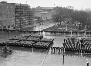 Фото 1965 года: военный парад на площади Победы в Калининграде