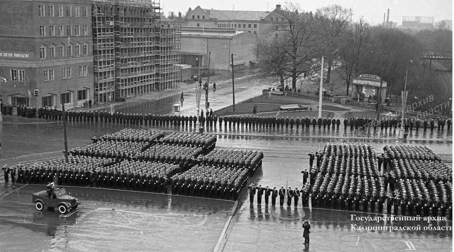Фото 1965 года: военный парад на площади Победы в Калининграде