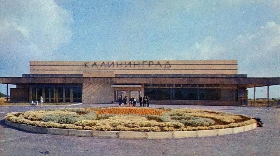 25 июля 1970 года введено в эксплуатацию первое здание Калининградского аэровокзала в Храброво