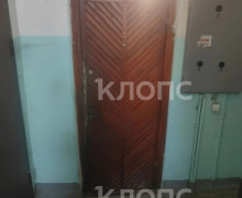 «Запах из квартиры, будто там труп»: жильцы дома в Калининграде жалуются на соседку