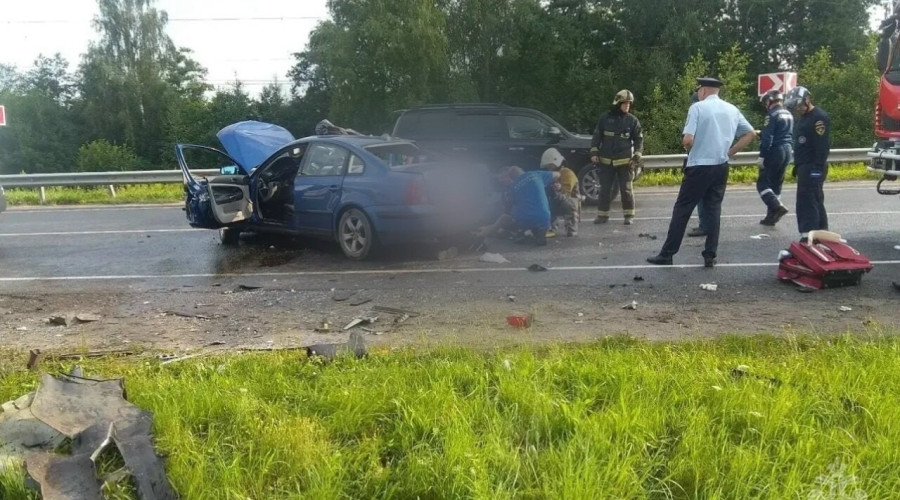 Спасатели деблокировали двух пострадавших в ДТП на выезде из Калининграда