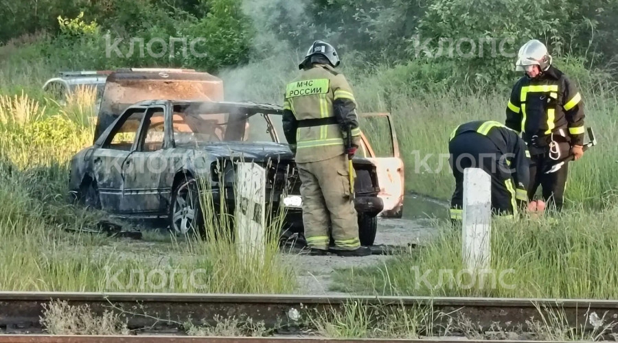 В Гусеве рядом с железнодорожными путями произошёл взрыв и пожар в автомобиле Mercedes