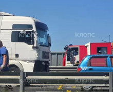 На Северном обходе Калининграда столкнулись грузовик и Audi, легковушка сгорела