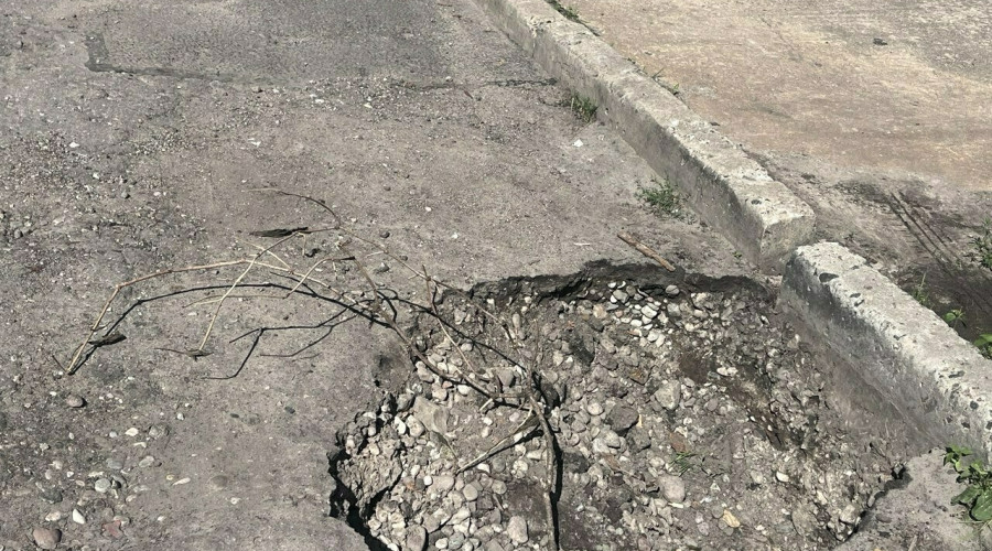 Очевидец: автомобиль калининградки провалился колесом в яму на улице Сергея Тюленина, 19