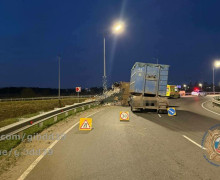 На окружной дороге у Акоруса перевернулся мусоровоз, водителя госпитализировали
