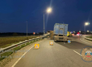 На окружной дороге у Акоруса перевернулся мусоровоз, водителя госпитализировали