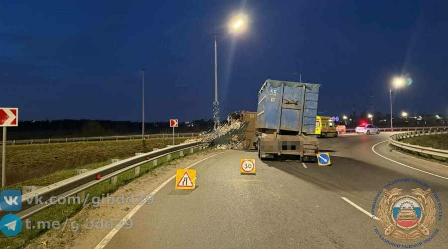 На окружной дороге у Акоруса перевернулся мусоровоз, водителя госпитализировали