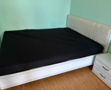 Продам двухспальную кровать с прикроватными тумбами и матрасом