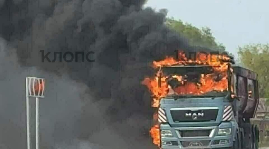 В районе Сокольников загорелся грузовой автомобиль