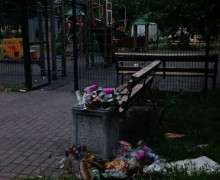 Жители дома на Портовой в Калининграде пожаловались на мусор у детской площадки