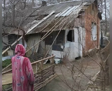 88-летняя жительница Балткоса с 2012 года живёт в доме без света и воды