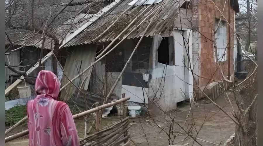 88-летняя жительница Балткоса с 2012 года живёт в доме без света и воды