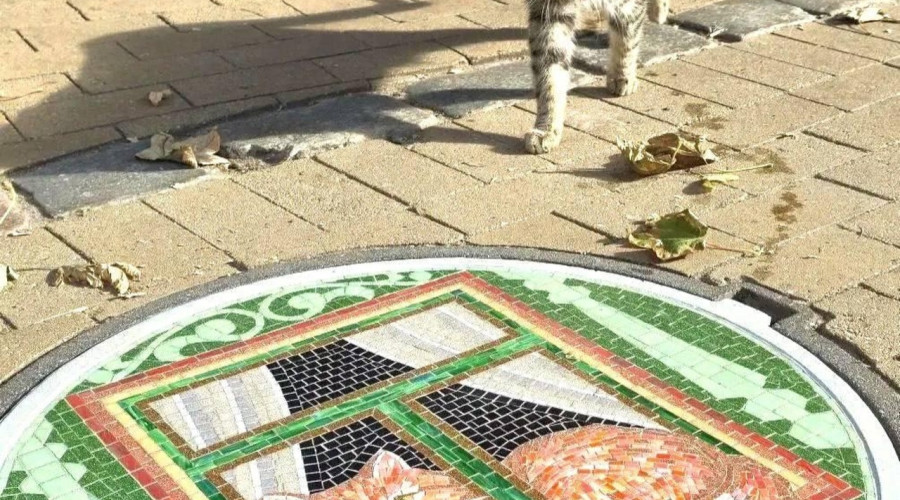 В Зеленоградске на Курортном проспекте установили мозаичный люк от Павла Савельева