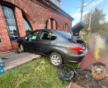 На Черняховского автомобилист с признаками опьянения сбил школьницу и врезался в здание