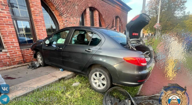На Черняховского автомобилист с признаками опьянения сбил школьницу и врезался в здание