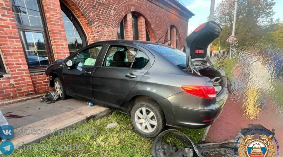 На Черняховского автомобилист с признаками опьянения сбил школьницу и врезался в здание